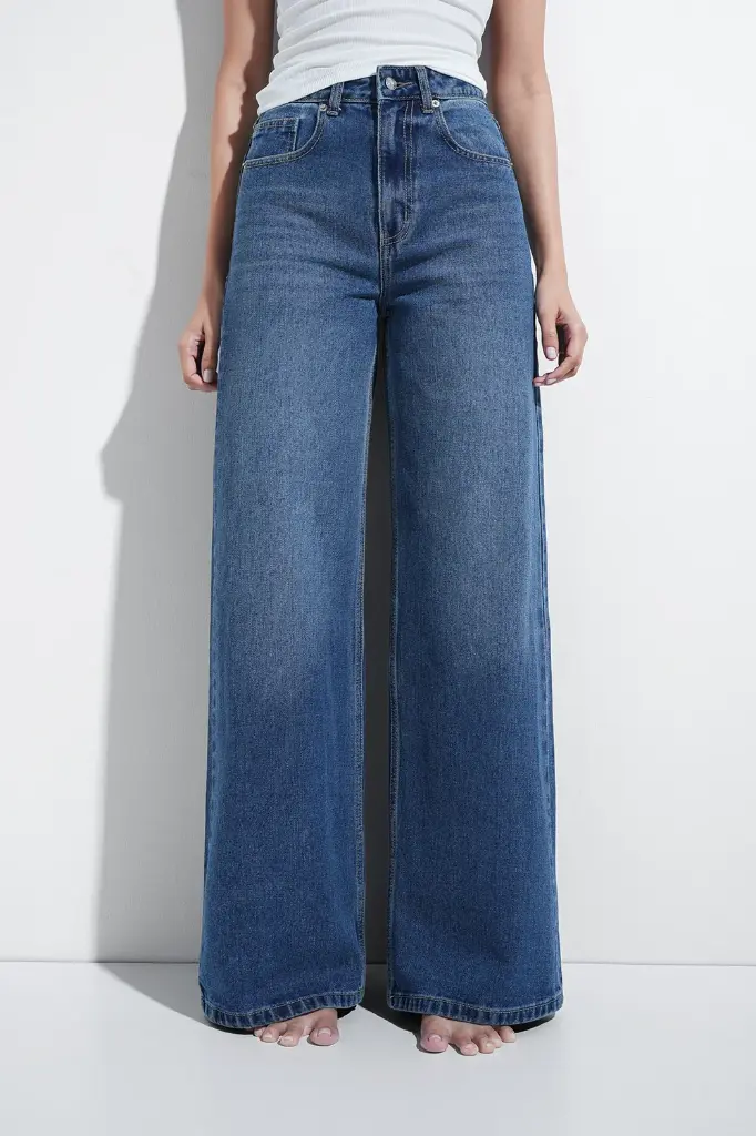 woman  Straight Leg Jeans